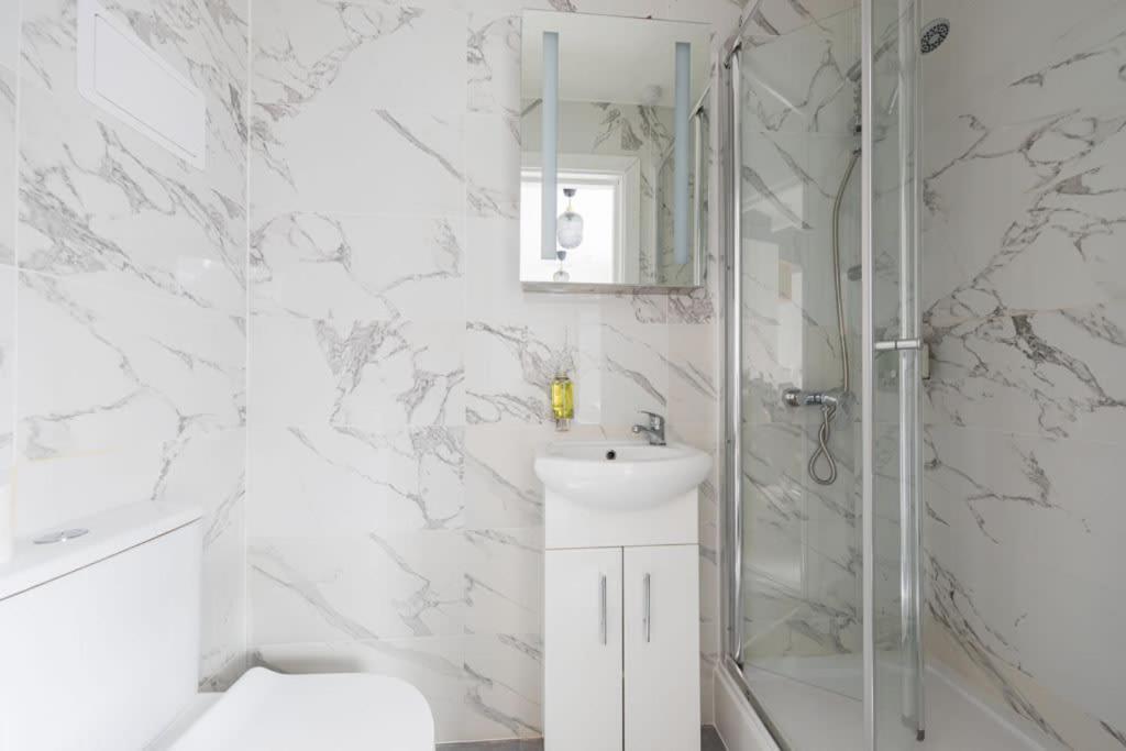 Victorian Beauty With Private Toilet And Shower Near Tube Station Londra Exterior foto